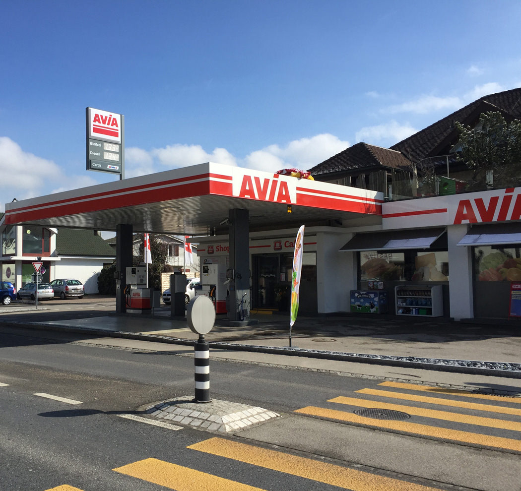 049-Avia-Tankstelle-Industriebau-Shop_Verkehrsinsel_Fussgaengerstreifen_Tanksaeule_Anzeigetafel