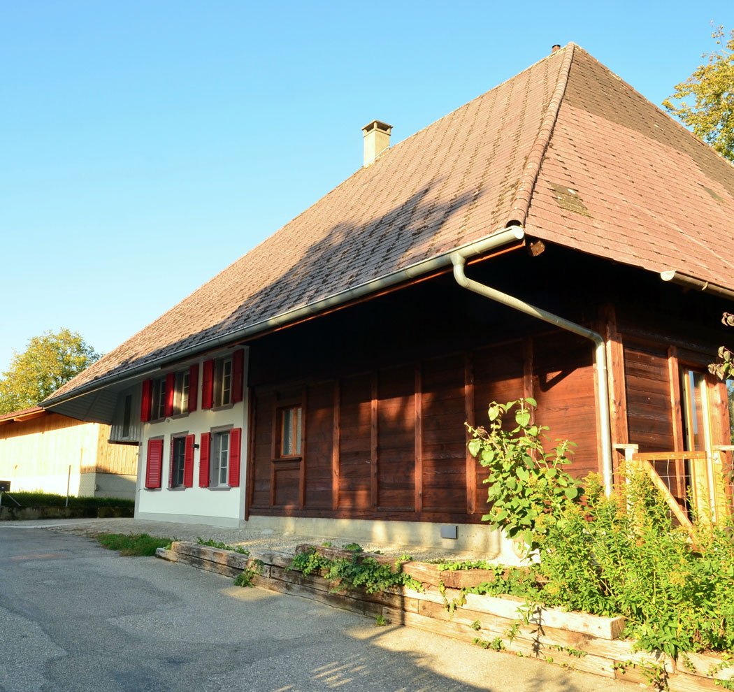 Umbau-Bauernhaus-Holzfassade_Fensterlaeden_Strassenseite